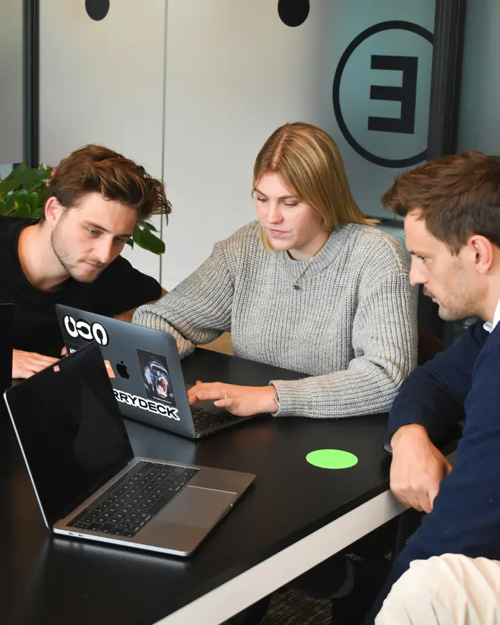 Equipo revisando un sistema en un computador portátil