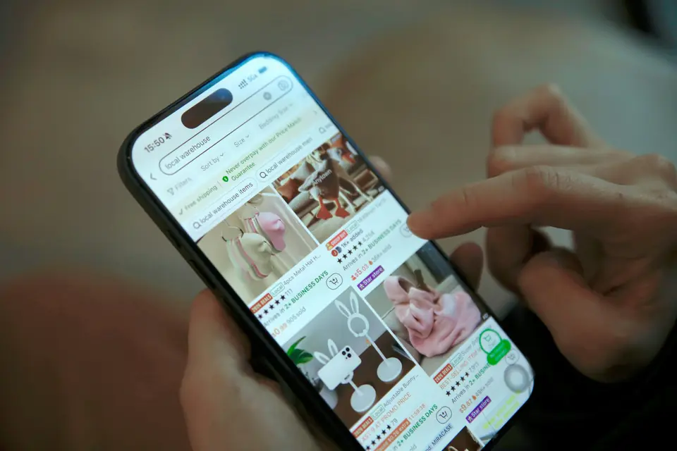 Persona comprando en una tienda online desde el celular
